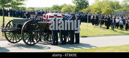 Mitglieder der US Air Force Ehrengarde nehmen Sie Teil an den Grab, während Familie und Trauernde, für 9 Chief Master Sgt. der Air Force James C. Binnicker, 12.08.14, 2015, auf dem Arlington National Cemetery, in Arlington, Virginia. binnicker in der Luftwaffe seit 33 Jahren serviert und Aug 1, 1990 zurückgezogen, laut einer Pressemitteilung der US Air Force. (U.S. Armee Foto von Rachel Larue/freigegeben) Stockfoto