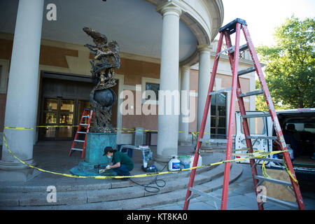 Sachika Iwata, aus New York, arbeitet auf der Basis von Greg Wyatt's "Preis der Freiheit" etwas außerhalb von Arlington National Cemetery's Welcome Center, 12.08.2015, in Arlington, Virginia. Die Skulptur 25. Mai 2003 eingeweiht wurde, Memorial Day, und wird jährlich gewartet. (U.S. Armee Foto von Rachel Larue/freigegeben) Stockfoto