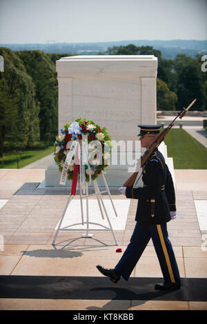 Ein Grab Sentinel, 3d-US-Infanterie Regiment (Die Alte Garde), vorbei an der Kranz während einer Zeremonie am Grab des Unbekannten Soldaten in Arlington National Cemetery, Arlington, Virginia, 26. Juli 2015 festgelegt. Korean War Veterans Association, Inc. Präsident Larry Kinard und Botschafter der Republik Korea Ahn Ho-Young legte einen Kranz Kennzeichnung der 65. Jahrestag der Beginn des Koreakrieges. (U.S. Armee Foto von Rachel Larue/freigegeben) Stockfoto