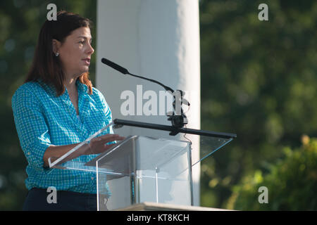 Senator Kelly Ayotte (New Hampshire) gibt die Ansprache bei der Eröffnung des Nationalen Verbandes der Landschaft Professionals' 19. jährliche Erneuerung und Erinnerung auf dem Arlington National Cemetery, 16. Juli 2015. Über 400 freiwillige Helfer arbeiteten auf 200 von 624 Der Friedhof morgen. Ein Teil der Arbeit getan wurde, Mulchen, Beschneiden, belüften, Pflanzung, Kalken und Anwendung von Gips. (U.S. Armee Foto von Rachel Larue/freigegeben) Stockfoto