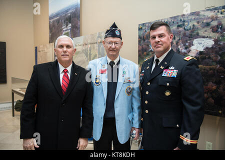 Vice President Mike Pence; Thomas Stevens, nationalen Präsidenten, Korean War Veterans Association; und Oberstleutnant Jerry Farnsworth, Stabschef, Army National Soldatenfriedhöfe und Arlington National Cemetery; im Memorial Amphitheater Anzeige Zimmer während des Veterans Day Einhaltung auf dem Arlington National Cemetery, Arlington, Virginia, November 11, 2017. (U.S. Armee Foto von Elizabeth Fraser/Arlington National Cemetery/freigegeben) Stockfoto