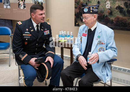 Kol. Jerry Farnsworth, Stabschef, Army National Soldatenfriedhöfe und Arlington National Cemetery; und Thomas Stevens, nationalen Präsidenten, Korean War Veterans Association; Vortrag in der Memorial Amphitheater Anzeige Zimmer während des Veterans Day Einhaltung auf dem Arlington National Cemetery, Arlington, Virginia, November 11, 2017. (U.S. Armee Foto von Elizabeth Fraser/Arlington National Cemetery/freigegeben) Stockfoto