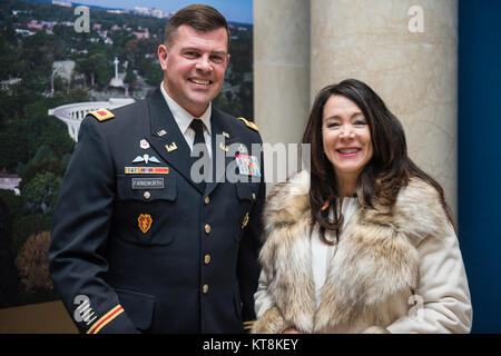 Kol. Jerry Farnsworth, Stabschef, Army National Soldatenfriedhöfe und Arlington National Cemetery; und Karen Durham-Aguilera, Executive Director, Army National Soldatenfriedhöfe in der Memorial Amphitheater Anzeige Zimmer während des Veterans Day Einhaltung auf dem Arlington National Cemetery, Arlington, Virginia, November 11, 2017. (U.S. Armee Foto von Elizabeth Fraser/Arlington National Cemetery/freigegeben) Stockfoto