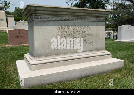 Generalleutnant Arthur MacArthur jr., im Abschnitt 2, Grab 856-A von Arlington National Cemetery begraben, war ein United States Army Allgemein. Er wurde der militärischen Generalgouverneur der Amerikanischen besetzten Philippinen 1900 aber seine Amtszeit endete ein Jahr später aufgrund von Auseinandersetzungen mit der zivile Gouverneur, künftiger Präsident William Howard Taft. Sein Sohn, Douglas MacArthur, war eines der nur fünf Männern überhaupt zu den fünf bis gefördert werden - Star Rang eines General der Armee. Zusätzlich zu den beiden wird in den Rang eines allgemeinen Officer, Arthur MacArthur jr. und Douglas MacArthur teilten auch die Unterscheidung von ha Stockfoto