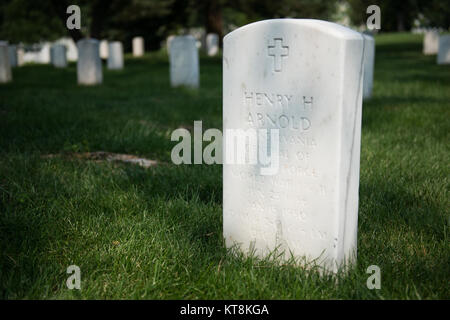 Henry H. Arnold, begraben Abschnitt 34, Grab 44 - A, war ein US-amerikanischer General, die die Qualitäten von General der Armee und später General der Air Force. Arnold war ein Pionier der Luftfahrt, Leiter des Air Corps, Kommandierender General der US Army Air Force während des Zweiten Weltkriegs, die einzige Luftwaffe Allgemein bis 5-Sterne Rang und die einzige Person mit einem fünf-Sterne Rang in zwei verschiedenen US-Militär Dienstleistungen halten. Im Flug der Brüder Wright angewiesen, Arnold war einer der ersten militärischen Piloten weltweit, und als einer der ersten drei bewertet Piloten in der Geschichte der United States Air Fo Stockfoto