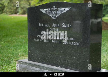 Kapitän Michael J. Smith, in Abschnitt 7 A, Grab 208-1 von Arlington National Cemetery begraben, wurde im Jan. 28, 1986 getötet, Explosion der Raumfähre Challenger. Eine Marine voller Ehre Gedenkfeier fand in der Alten Post Kapelle am Fort Myer. (U.S. Armee Foto von Rachel Larue/freigegeben) Stockfoto