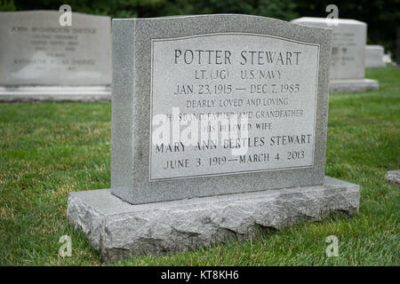 Justice Potter Stewart, Abschnitt 5, Grab40-2, wurde zu den Ohio Bar 1941 und New York 1942 zugelassen. Potter Stewart war der Oberste Gerichtshof der USA, die Präsident Dwight Eisenhower im Okt. 1958 nominiert, dem Sitz zuvor Gerechtigkeit Harold H. Burton zu füllen. (U.S. Armee Foto von Rachel Larue/freigegeben) Stockfoto