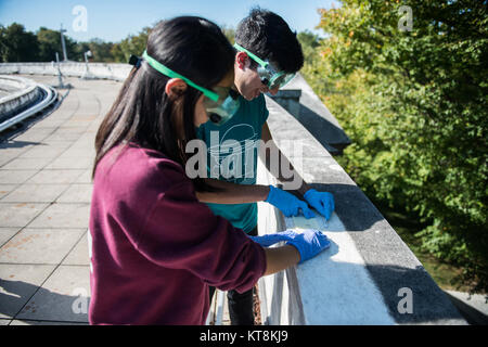 Gnade Yang, Senior, und Aman Shankardass, Senior, von der Biotechnologie Labor an der Thomas Jefferson High School für Wissenschaft und Technologie einen Biofilm Forschungsprojekt auf dem Dach des Memorial Amphitheater auf dem Arlington National Cemetery, Arlington, Virginia, Okt. 20, 2017. (U.S. Armee Foto von Elizabeth Fraser/Arlington National Cemetery/freigegeben) Stockfoto