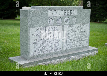 Gerechtigkeit Arthur J. Goldberg, in Abschnitt 21 begraben, Grave S-35, serviert in einem Kapitän und einem Major in der US-Armee während des Zweiten Weltkriegs und hatte eine storied Karriere, einschließlich als Gerechtigkeit Verbinden des Obersten Gerichts dienen und die Presidential Medal of Freedom. (U.S. Armee Foto von Rachel Larue/freigegeben) Stockfoto