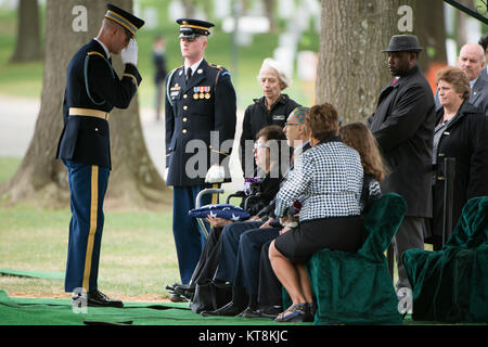 Harriet Lichtcsien-Margolis erhält die amerikanische Flagge während der GRAVESIDE Service für Ihre Cousine U.S. Army Air Forces 2. Lt. Marvin B. Rothman, 21, von Cleveland Heights, Ohio, auf dem Arlington National Cemetery, 19. April 2017 in Arlington, Virginia. Rothman ging fehlt während einer Bombardierung escort Mission, April 11, 1944, Flying a P-47D Thunderbolt über Neuguinea. Seine sterblichen Überreste wurden vor kurzem gefunden und identifiziert werden. (U.S. Armee Foto von Rachel Larue/Arlington National Cemetery/freigegeben) Stockfoto