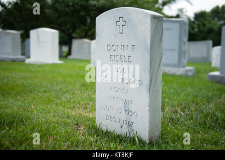 Ein Oberst der U.S. Air Force und ehemaliger Astronaut der Apollo 7 wurde am 9. Dezember 1987 auf dem Arlington National Cemetery beigesetzt, nachdem er am 1. Dezember 1987 in Tokio an einem Herzinfarkt gestorben war, in Sektion 3, Grab 2503-G-1. Stockfoto