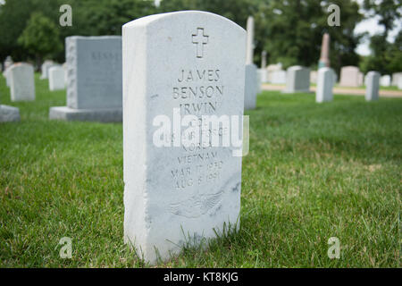 Col. James B. Irwin, ehemaliger Astronaut der US Air Force und Astronaut Apollo 15, ist mit vollen Auszeichnungen der Air Force auf dem Arlington National Cemetery, Abschnitt 3 beigesetzt. Stockfoto