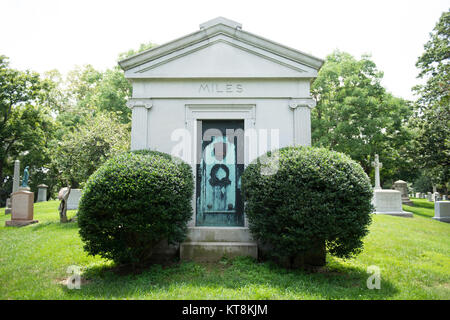 Die Meilen Mausoleum wird in Abschnitt Arlington National Friedhof 3, Grab 1873 entfernt. Nelson Appleton Miles, Aug 8, 1839 - Mai 15, 1925, war ein US-Soldat, der im Amerikanischen Bürgerkrieg diente, indische Kriege und den Spanisch-Amerikanischen Krieg. (U.S. Armee Foto von Rachel Larue/freigegeben) Stockfoto