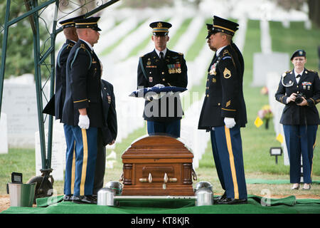 Die Mitglieder des 3D-US-Infanterie Regiment (Die Alte Garde) beteiligen sich am Grabe Service für die US-Army Air Forces 2. Lt. Marvin B. Rothman, 21, von Cleveland Heights, Ohio, auf dem Arlington National Cemetery, 19. April 2017 in Arlington, Virginia. Rothman ging während einer Bombardierung escort Mission, April 11, 1944, Flying a P-47D Thunderbolt über Neuguinea fehlt. Seine sterblichen Überreste wurden vor kurzem gefunden und identifiziert werden. (U.S. Armee Foto von Rachel Larue/Arlington National Cemetery/freigegeben) Stockfoto