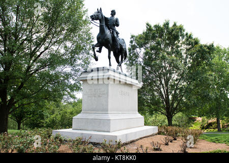 Philip Kearny jr. war ein US-Offizier in der Armee, bemerkenswert für seine Führung im Mexikanisch-Amerikanischen Krieg und den Amerikanischen Bürgerkrieg. Er wurde getötet, in Aktion Sept. 1, 1862 während der Schlacht von Chantilly und sein Denkmal befindet sich in der Nähe des Tanner Amphitheater in Arlington National Friedhof. (U.S. Armee Foto von Rachel Larue/freigegeben) Stockfoto