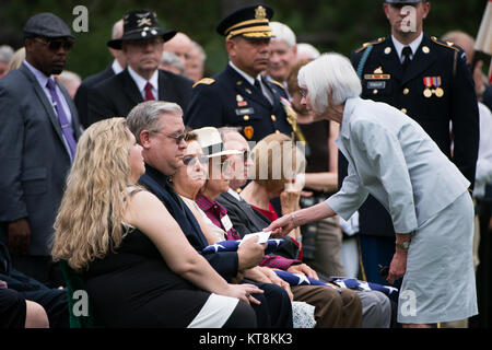 Arlington Lady Barbara Leonard Hände, um eine Karte zu Kenneth Gluckern, Halbbruder des U.S. Army Staff Sgt. Warren Newton, während einer graveside Service in Abschnitt 60 von Arlington National Cemetery, 17. Juni 2015 in Arlington, Virginia. Vier Soldaten, U.S. Army Chief Warrant Officer 3 James L. Phipps, Chief Warrant Officer 3 Rainer S. Ramos, Staff Sgt. Warren Newton und SPC. Fred J. Secrist, hatte fehlende während des Vietnam Krieges gegangen und waren als Gruppe in einem Sarg begraben. Nach Angaben des Verteidigungsministeriums, "On Jan. 9, 1968, die Mannschaft war auf einer Mission über Quang Zinn (jetzt Teil der Provinz Quang Nam Prov Stockfoto