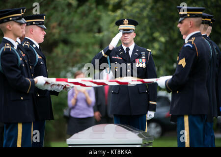 Soldaten, die aus dem 3D-US-Infanterie Regiment (Die Alte Garde) Teilnahme an einem Grab Service in Abschnitt 60 von Arlington National Cemetery, 17. Juni 2015 in Arlington, Virginia. Vier Soldaten, U.S. Army Chief Warrant Officer 3 James L. Phipps, Chief Warrant Officer 3 Rainer S. Ramos, Staff Sgt. Warren Newton und SPC. Fred J. Secrist, hatte fehlende während des Vietnam Krieges gegangen und waren als Gruppe in einem Sarg begraben. Nach Angaben des Verteidigungsministeriums, "On Jan. 9, 1968, die Mannschaft war auf einer Mission über Quang Zinn (jetzt Teil der Provinz Quang Nam Provinz), Südvietnam, wenn der Huey wurde angeschlagen Stockfoto