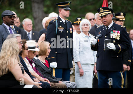 Us-Armee Kaplan (Lt. Col.) Timothy Hubbs spricht während einer graveside Service in Abschnitt 60 von Arlington National Cemetery, 17. Juni 2015 in Arlington, Virginia. Vier Soldaten, U.S. Army Chief Warrant Officer 3 James L. Phipps, Chief Warrant Officer 3 Rainer S. Ramos, Staff Sgt. Warren Newton und SPC. Fred J. Secrist, hatte fehlende während des Vietnam Krieges gegangen und waren als Gruppe in einem Sarg begraben. Nach Angaben des Verteidigungsministeriums, "On Jan. 9, 1968, die Mannschaft war auf einer Mission über Quang Zinn (jetzt Teil der Provinz Quang Nam Provinz), Südvietnam, wenn der Huey wurde durch Feuer geschlagen, Stockfoto