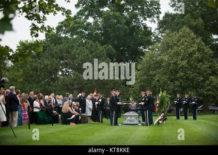 Die Teilnehmer sehen, wie Soldaten, die aus dem 3D-US-Infanterie Regiment (Die Alte Garde) Teilnahme an einem Grab Service in Abschnitt 60 von Arlington National Cemetery, 17. Juni 2015 in Arlington, Virginia. Vier Soldaten, U.S. Army Chief Warrant Officer 3 James L. Phipps, Chief Warrant Officer 3 Rainer S. Ramos, Staff Sgt. Warren Newton und SPC. Fred J. Secrist, hatte fehlende während des Vietnam Krieges gegangen und waren als Gruppe in einem Sarg begraben. Nach Angaben des Verteidigungsministeriums, "On Jan. 9, 1968, die Mannschaft war auf einer Mission über Quang Zinn (jetzt Teil der Provinz Quang Nam Provinz), Südvietnam, wenn Stockfoto