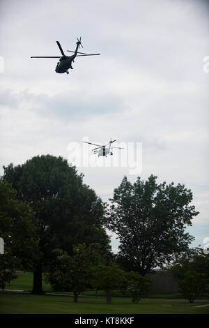 Vier Blackhawk Hubschrauber fliegen über einem Grabe Service in Abschnitt 60 von Arlington National Cemetery, 17. Juni 2015 in Arlington, Virginia. Vier Soldaten, U.S. Army Chief Warrant Officer 3 James L. Phipps, Chief Warrant Officer 3 Rainer S. Ramos, Staff Sgt. Warren Newton und SPC. Fred J. Secrist, hatte fehlende während des Vietnam Krieges gegangen und waren als Gruppe in einem Sarg begraben. Nach Angaben des Verteidigungsministeriums, "On Jan. 9, 1968, die Mannschaft war auf einer Mission über Quang Zinn (jetzt Teil der Provinz Quang Nam Provinz), Südvietnam, wenn der Huey wurde durch Feuer angeschlagen, wodurch es zu einem Crash Stockfoto