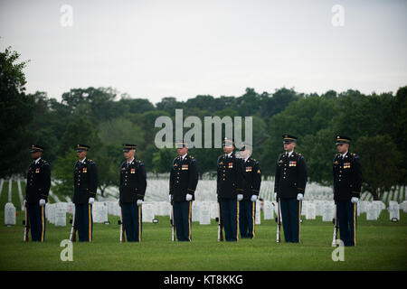 Soldaten, die aus dem 3D-US-Infanterie Regiment (Die Alte Garde) Teilnahme an einem Grab Service in Abschnitt 60 von Arlington National Cemetery, 17. Juni 2015 in Arlington, Virginia. Vier Soldaten, U.S. Army Chief Warrant Officer 3 James L. Phipps, Chief Warrant Officer 3 Rainer S. Ramos, Staff Sgt. Warren Newton und SPC. Fred J. Secrist, hatte fehlende während des Vietnam Krieges gegangen und waren als Gruppe in einem Sarg begraben. Nach Angaben des Verteidigungsministeriums, "On Jan. 9, 1968, die Mannschaft war auf einer Mission über Quang Zinn (jetzt Teil der Provinz Quang Nam Provinz), Südvietnam, wenn der Huey wurde angeschlagen Stockfoto