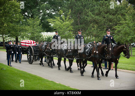 Die Mitglieder des 3D-US-Infanterie Regiment (Die Alte Garde) Abschnitt 60 während einer graveside Service in Arlington National Cemetery, 17. Juni 2015 in Arlington, Virginia. Vier Soldaten, U.S. Army Chief Warrant Officer 3 James L. Phipps, Chief Warrant Officer 3 Rainer S. Ramos, Staff Sgt. Warren Newton und SPC. Fred J. Secrist, hatte fehlende während des Vietnam Krieges gegangen und waren als Gruppe in einem Sarg begraben. Nach Angaben des Verteidigungsministeriums, "On Jan. 9, 1968, die Mannschaft war auf einer Mission über Quang Zinn (jetzt Teil der Provinz Quang Nam Provinz), Südvietnam, wenn der Huey wurde durch g angeschlagen Stockfoto