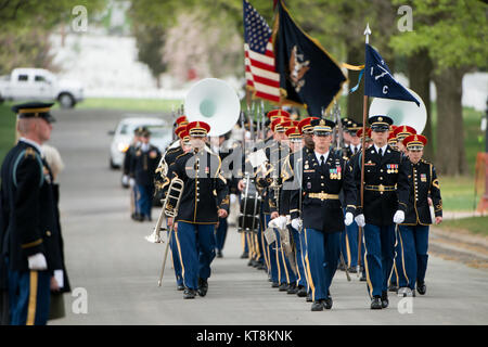 Die Mitglieder des 3D-US-Infanterie Regiment (Die Alte Garde) beteiligen sich am Grabe Service für die US-Army Air Forces 2. Lt. Marvin B. Rothman, 21, von Cleveland Heights, Ohio, auf dem Arlington National Cemetery, 19. April 2017 in Arlington, Virginia. Rothman ging während einer Bombardierung escort Mission, April 11, 1944, Flying a P-47D Thunderbolt über Neuguinea fehlt. Seine sterblichen Überreste wurden vor kurzem gefunden und identifiziert werden. (U.S. Armee Foto von Rachel Larue/Arlington National Cemetery/freigegeben) Stockfoto