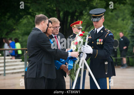 Von links, Reps. Jim Bridenstine von Oklahoma ist der erste Bezirk, Tulsi Gabbard von Hawaii zweiten Bezirk und Paul Cook von Kaliforniens achte Bezirk, legen einen Kranz am Grabmal des Unbekannten Soldaten in Arlington National Cemetery, 21. Mai 2015 in Arlington, Virginia, im Namen der zweiten Klasse der 114. Kongress. Würdenträger aus aller Welt zahlen Hinsicht den auf dem Arlington National Cemetery in mehr als 3.000 Zeremonien jedes Jahr begraben. (U.S. Armee Foto von Rachel Larue/Freigegeben) Stockfoto