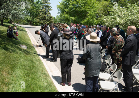 Die Teilnehmer machen die Plakette, Kranz und Memorial tree Bemerkungen während einer Zeremonie zu Ehren der Hmong und Lao Bekämpfung der Veteranen in Arlington National Cemetery, 15. Mai 2015, Arlington, Va. Die Plakette liest, im Teil, "in Erinnerung an den Hmong und Lao bekämpfen Veteranen und ihre amerikanischen Berater, die die Freiheit in Südostasien verursacht. Ihre patriotische Tapferkeit und Treue in der Verteidigung der Freiheit und der Demokratie wird nie vergessen werden." (aus den USA Armee Foto von Rachel Larue/freigegeben) Stockfoto