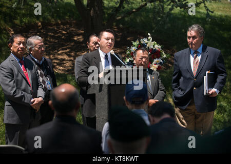 Referenten und Teilnehmer geben Bemerkungen während einer Zeremonie zu Ehren der Hmong und Lao Bekämpfung der Veteranen am Denkmal Baum und Plakette in Arlington National Cemetery, 15. Mai 2015, Arlington, Va. Die Plakette liest, im Teil, "in Erinnerung an den Hmong und Lao bekämpfen Veteranen und ihre amerikanischen Berater, die die Freiheit in Südostasien verursacht. Ihre patriotische Tapferkeit und Treue in der Verteidigung der Freiheit und der Demokratie wird nie vergessen werden." (aus den USA Armee Foto von Rachel Larue/freigegeben) Stockfoto