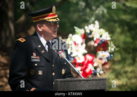 Colonel Joe A. Simonelli, Leiter der Personal auf dem Arlington National Cemetery, gibt Erläuterungen während einer Zeremonie zu Ehren der Hmong und Lao Bekämpfung der Veteranen am Denkmal Baum und Plakette in Arlington National Cemetery, 15. Mai 2015, Arlington, Virginia." Heute haben wir den Jahrestag der Weihe der Hmong und Lao bekämpfen Veteranen und ihre amerikanischen Berater memorial Tree und Plaque… dieses Ereignisses gedenken, ist eine starke Erinnerung an die Aktionen der Hmong, Lao und American Service Members, die zusammen als Verbündete während des Vietnam Krieges gekämpft", sagte Simonelli in seinen Ausführungen. Stockfoto