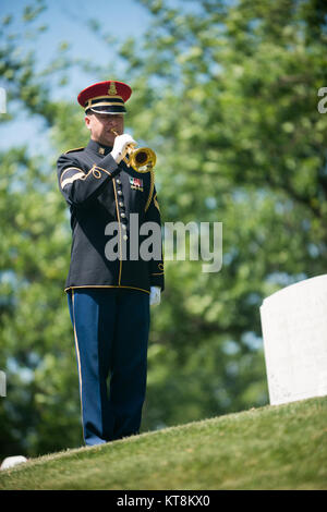 Mitglied der US Army Band, "Pershing die eigene, "spielt die Hähne während einer Zeremonie zu Ehren der Hmong und Lao Bekämpfung der Veteranen am Denkmal Baum und Plakette in Arlington National Cemetery, 15. Mai 2015, Arlington, Va. Die Plakette liest, im Teil, "in Erinnerung an den Hmong und Lao bekämpfen Veteranen und ihre amerikanischen Berater, die die Freiheit in Südostasien verursacht. Ihre patriotische Tapferkeit und Treue in der Verteidigung der Freiheit und der Demokratie wird nie vergessen werden." (aus den USA Armee Foto von Rachel Larue/freigegeben) Stockfoto