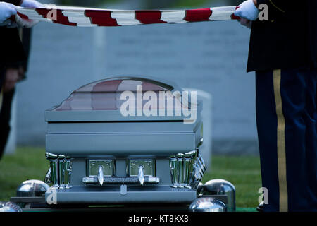 Mitglieder der 3 US-Infanterie Regiment (Die Alte Garde) im Grabe Service für Armee Generalmajor Harold J. Greene in Arlington Nationalfriedhof Arlington, Va., Nov. 14, 2014 teilnehmen. Greene wurde von einem Mann glaubte ein afghanischer Soldat zu sein Aug 5 beim Besuch Marschall Fahim National Defense University in Kabul, Afghanistan getötet. (Joint Base Myer-Henderson Halle PAO Foto von Rachel Larue) Stockfoto