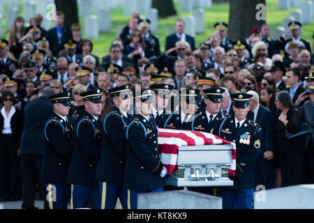 Mitglieder der 3 US-Infanterie Regiment (Die Alte Garde) Armee Generalmajor Harold J. Greene's Sarg während der GRAVESIDE Service in Arlington National Cemetery, Arlington, Va., Nov. 14, 2014. Greene wurde von einem Mann glaubte ein afghanischer Soldat zu sein Aug 5 beim Besuch Marschall Fahim National Defense University in Kabul, Afghanistan getötet. (Joint Base Myer-Henderson Halle PAO Foto von Rachel Larue) Stockfoto