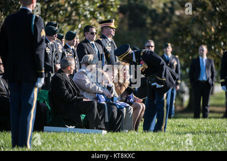 Us-Armee Kaplan, Willie Mashack (Maj) bietet Beileid an die Familie von U.S. Army Staff Sgt. Bryan Schwarz beim Grab des Schwarzen Service in Abschnitt 60 von Arlington National Cemetery, Arlington, Virginia, Okt. 30, 2017. Schwarz, ein Eingeborener von Puyallup, Washington, wurde mit der Firma A, 2nd Battalion, 3 Special Forces Group (Airborne) in Fort Bragg, North Carolina, als Er starb aus Wunden während der Feind Kontakt im Land der Niger in Westafrika, Okt. 4, 2017 Nachhaltige zugeordnet. (U.S. Armee Foto von Elizabeth Fraser/Arlington National Cemetery/freigegeben) Stockfoto