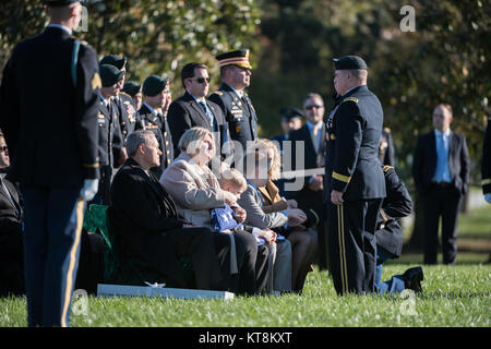 Gen. Mark Milley, Stabschef der US-Armee macht ehren zu U.S. Army Staff Sgt. Bryan's Black Eltern, Henry und Karen Black, am Grab Service für Ihren Sohn in Abschnitt 60 von Arlington National Cemetery, Arlington, Virginia, Oct 20, 2017. Schwarz, ein Eingeborener von Puyallup, Washington, wurde mit der Firma A, 2nd Battalion, 3 Special Forces Group (Airborne) in Fort Bragg, North Carolina, als Er starb aus Wunden während der Feind Kontakt im Land der Niger in Westafrika, Okt. 4, 2017 Nachhaltige zugeordnet. (U.S. Armee Foto von Elizabeth Fraser/Arlington National Cemetery/freigegeben) Stockfoto