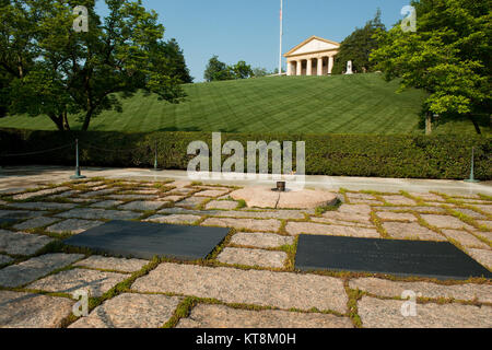 Der Präsident John Fitzgerald Kennedy Gravesite, 5. Mai 2015, ist in der Nähe von Arlington House, Hintergrund, in Arlington National Cemetery, Arlington, Va. Das Grab Bereich ist gepflastert mit unregelmäßigen Steinen von Cape Cod Granit, die um 1817 in der Nähe des Präsidenten home abgebaut wurden und von Mitgliedern seiner Familie ausgewählt. (U.S. Armee Foto von Rachel Larue) Stockfoto