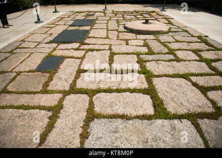 Der Präsident John Fitzgerald Kennedy Gravesite in Arlington National Friedhof, 5. Mai 2015. Das Grab ist gepflastert mit unregelmäßigen Steinen von Cape Cod Granit, die um 1817 in der Nähe des Präsidenten home abgebaut wurden und von Mitgliedern seiner Familie ausgewählt. (U.S. Armee Foto von Rachel Larue) Stockfoto