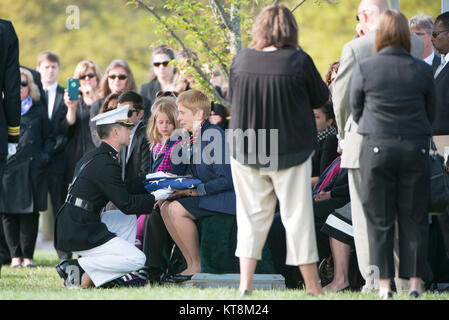 Christine Thompson erhält die amerikanische Flagge US Marine Corps Oberstleutnant William Fenwick während der GRAVESIDE Service für ihre Tochter, US Marine Corps Maj. Elizabeth Kealey in Abschnitt 71 der Arlington National Cemetery, 27. April 2015 in Arlington, Virginia. Kealey starb bei einem Hubschrauberabsturz während der Ausbildung bei der Marine Corps Air Ground Combat Center Twentynine Palms, Calif., Jan 23, entsprechend einem Marine Corps Air Station Miramar Pressemitteilung. (U.S. Armee Foto von Rachel Larue/freigegeben) Stockfoto