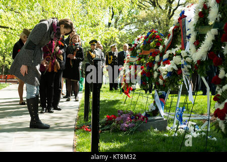 Die Teilnehmer der jährlichen Kranzniederlegung am Geist der Elbe Marker legen Blumen auf den Marker in den nationalen Friedhof von Arlington, April 25, 2015 in Arlington, Virginia. Die Markierung liest, "In Anerkennung der Zusammenarbeit von Amerikanischen, sowjetischen und alliierten Streitkräfte während des Zweiten Weltkrieges. Diese Markierung symbolisiert die Verbindung der sowjetischen und amerikanischen Elementen an der Elbe am 15. April 1945. In Gedenken an die Partnerschaft im Kampf gegen Tyrannei." (US-Armee Foto von Rachel Larue/freigegeben) Stockfoto