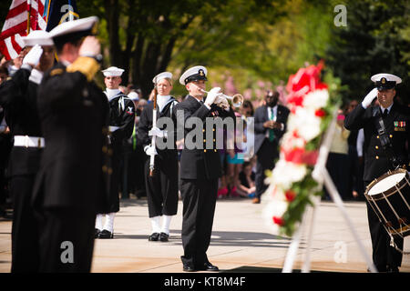 Ein U.S. Navy Hornist spielt Tippt während einer Zeremonie, wo Vice Adm. Mark Norman, Kommandant der Royal Canadian Navy, legte einen Kranz am Grab des Unbekannten Soldaten in Arlington National Cemetery, 20. April 2015 in Arlington, Virginia. Würdenträger aus aller Welt zahlen Hinsicht den auf dem Arlington National Cemetery in mehr als 3000 feiern jedes Jahr begraben. (U.S. Armee Foto von Rachel Larue/Freigegeben) Stockfoto