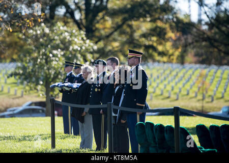 (Von links): Hollyanne Milley; Gen. Mark Milley, Stabschef der US-Armee; Ryan McCarthy, amtierende Sekretär, der US-Army; Karen Durham-Aguilera, Executive Director, Army National Soldatenfriedhöfe, und Oberstleutnant Jerry Farnsworth, Stabschef, Arlington National Cemetery und Armee nationale Soldatenfriedhöfe; die graveside Service für U.S. Army Staff Sgt. Bryan Schwarz in Abschnitt 60 von Arlington National Cemetery, Arlington, Virginia, Okt. 30, 2017. Schwarz, ein Eingeborener von Puyallup, Washington, wurde mit der Firma A, 2nd Battalion, 3 Special Forces Group (Airborne) in Fort Bragg, North zugewiesen Stockfoto