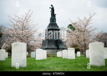 Die Kirschbäume blühen in Jackson Kreis um die Konföderierten Denkmal in Abschnitt 16 der Arlington National Cemetery, 7. April 2015 in Arlington, Virginia. Die Konföderierten Denkmal Juni 4, 1914 vorgestellt wurde, entsprechend der ANC-Website. (Arlington National Cemetery Foto von Rachel Larue) Stockfoto