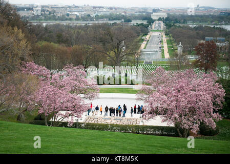 Besucher Arlington National Friedhof Blick auf die Präsident John Fitzgerald Kennedy Gravesite April 8, 2015, Arlington, Virginia Kennedy's Beerdigung am 25. November 1963 abgehalten wurde, entsprechend dem ANC-Website. (Arlington National Cemetery Foto von Rachel Larue) Stockfoto