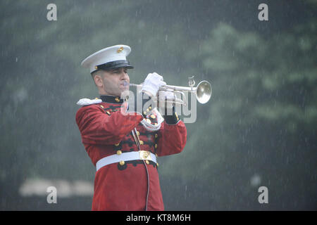 Marine Sgt. Christian Rangeo, Hornist mit der US-Marine Drum and Bugle Corps, spielt die Hähne während der GRAVESIDE Service für John Glenn in Kapitel 35 des Arlington National Friedhof, 6. April 2017 in Arlington, Virginia. Glenn, der ersten amerikanischen Astronauten die Erde und später ein United States Senator zu Orbit, starb im Alter von 95 Jahren am 8. Dezember 2016. (U.S. Armee Foto von Rachel Larue/Arlington National Cemetery/freigegeben) Stockfoto