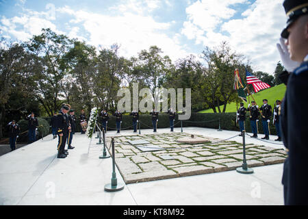 (Von links) US-Armee Generalmajor Fran Beaudette, Kommandierender General, 1 Special Forces Command (Airborne); Kongressabgeordnete Joe Kennedy III; Dr. William Kennedy Smith; und Command Sgt. Maj. Brian Rarey, 1 SFC (A) Command Sergeant Major; im 1 Special Forces Command (Airborne) Wreath-Laying Zeremonie teilnehmen am Grab von Präsident John F. Kennedy auf dem Arlington National Cemetery, Arlington, Virginia, Okt. 25, 2017. Kennedy maßgeblich zu der Special Forces, einschließlich der Ermächtigung der "Green Beret" als offizielle Kopfbedeckung für alle U.S. Army Special Forces. (U.S. Armee Foto Stockfoto