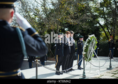 (Von links) US-Armee Generalmajor Fran Beaudette, Kommandierender General, 1 Special Forces Command (Airborne); Kongressabgeordnete Joe Kennedy III; Dr. William Kennedy Smith; und Command Sgt. Maj. Brian Rarey, 1 SFC (A) Command Sergeant Major; macht Ehren während der 1 Special Forces Command (Airborne) Wreath-Laying Zeremonie am Grab von Präsident John F. Kennedy auf dem Arlington National Cemetery, Arlington, Virginia, Okt. 25, 2017. Kennedy maßgeblich zu der Special Forces, einschließlich der Ermächtigung der "Green Beret" als offizielle Kopfbedeckung für alle U.S. Army Special Forces. (U.S. Armee Stockfoto