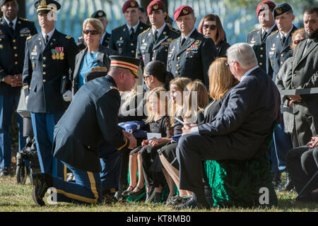 Kol. Jerry Farnsworth, Stabschef, Army National Soldatenfriedhöfe und Arlington National Cemetery, spricht mit den Töchtern der U.S. Army Staff Sgt. Alexander Dalida Dalida graveside während der Wartung in Abschnitt 60 von den nationalen Friedhof von Arlington, Arlington, Virginia, Okt. 25, 2017. Rebecca, Dalida Ehepartner, ihre vier Töchter (Jayla, Brooklyn, Aubrianna, und Natalia), werden alle empfangenen Flaggen während des Service. Dalida, 32, von Dunstable, Massachusetts, wurde in die Special Forces Qualifikation Kurs bei der US-Armee John F. Kennedy Special Warfare Center und der Schule als Er starb Duri Stockfoto