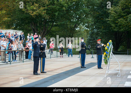 Oberbefehlshaber der schwedischen Streitkräfte Gen. Michael Bydén führt eine öffentliche Wreath-Laying Zeremonie am Grab des Unbekannten Soldaten auf dem Arlington National Cemetery, Arlington, Virginia, 23. Okt. 2017. Bydén tourte auch das Memorial Amphitheater Anzeige Zimmer und traf sich mit Oberst Jerry Farnsworth, Stabschef, Army National Soldatenfriedhöfe und Arlington National Cemetery. (U.S. Armee Foto von Elizabeth Fraser/Arlington National Cemetery/freigegeben) Stockfoto