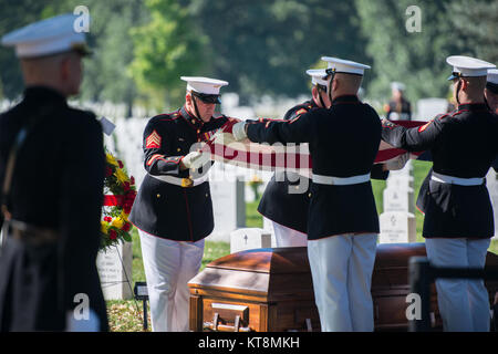 Marines der Marine Barracks Washington, D.C., der U.S. Marine Band und des 3d U.S. Infanterie Regiment Caisson Platoon nehmen an einer Vollbeerdigung auf dem Arlington National Cemetery teil. Die Zeremonie ehrt ein Mitglied des Marine Corps, das während des Zweiten Weltkriegs diente, einschließlich der Aktion bei Betio im Tarawa-Atoll, wobei die militärische Tradition, die zeremonielle Präzision und der Respekt für gefallene Soldaten hervorgehoben werden. Stockfoto